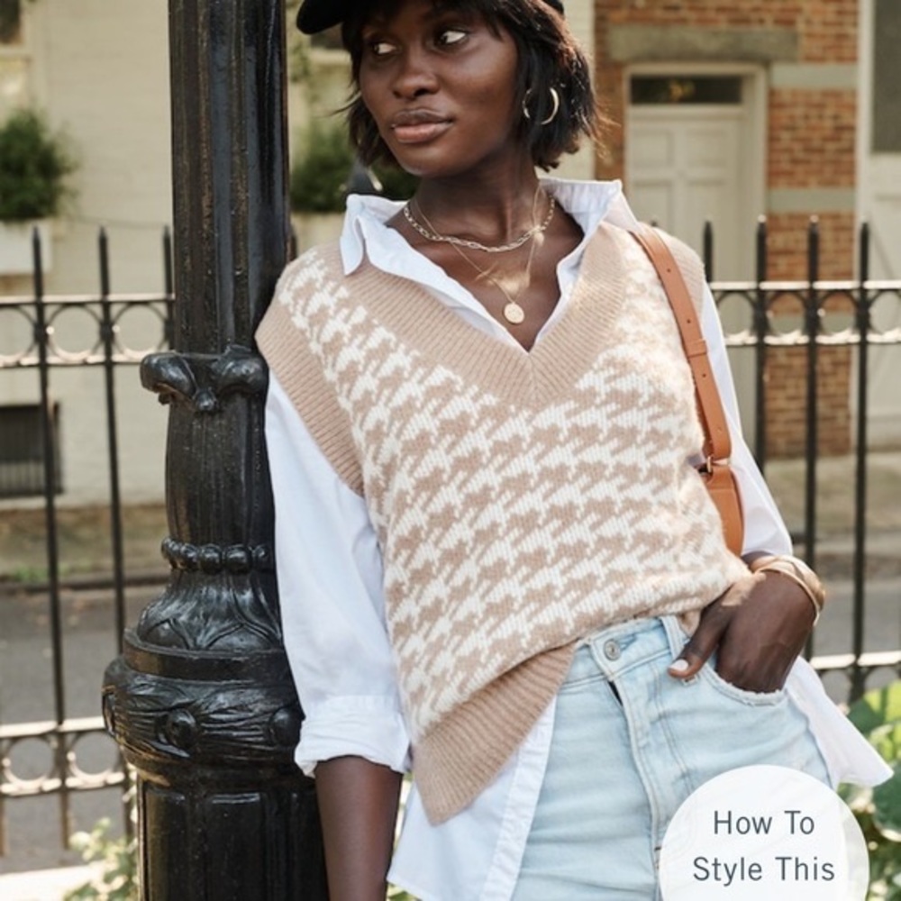 Abercrombie | V-Neck Sweater Vest in Cream Houndstooth